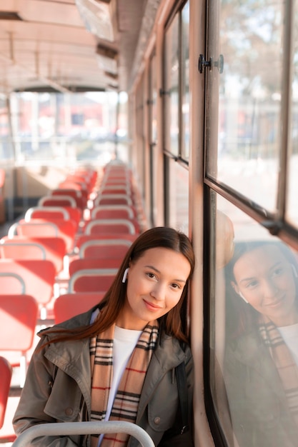 Passagier, der Musik in der Straßenbahn hört