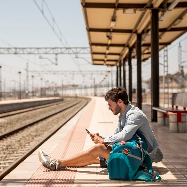 Passagier sitzt auf dem Boden