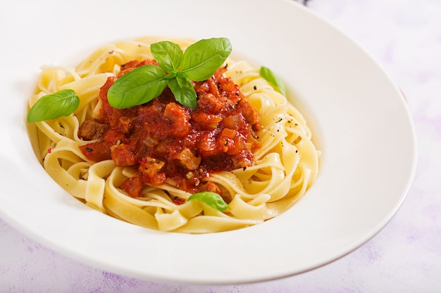 Pasta Fettuccine Bolognese mit Tomatensauce in weißer Schüssel.