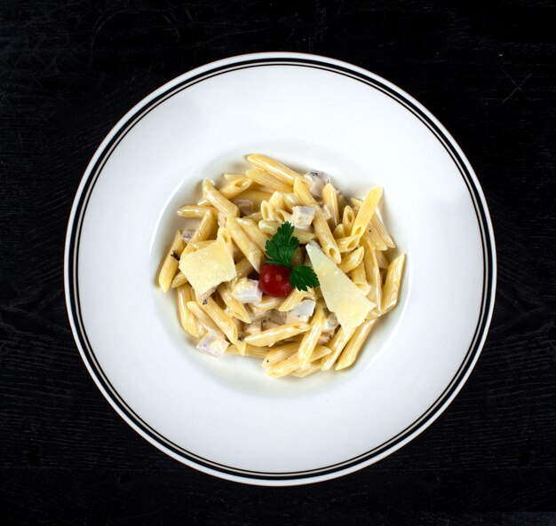 Pasta in Rahmsauce mit Hähnchen und Parmesan