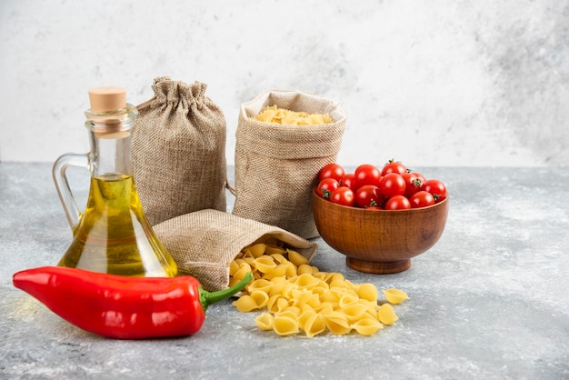 Pasta in rustikalen Tüten serviert mit Kirschtomaten, Chilis und Olivenöl.