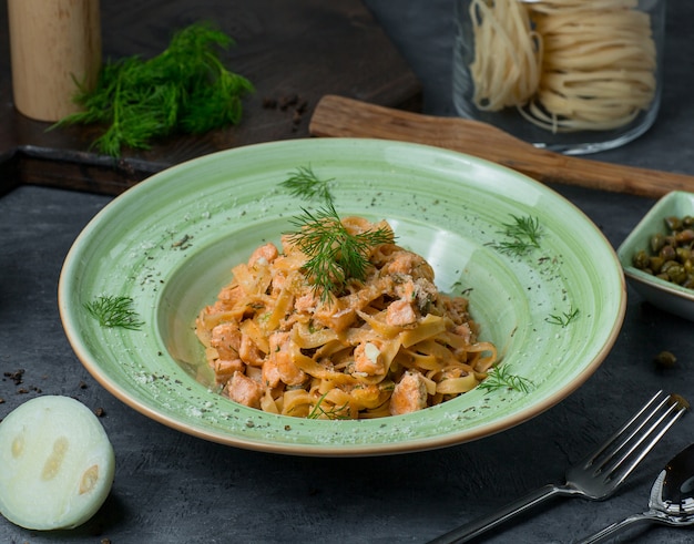 Kostenloses Foto pasta in tomatensauce mit kräutern und gewürzen