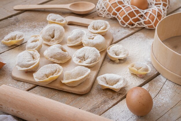 Pasta mit Fleisch mit Mehl bestreut