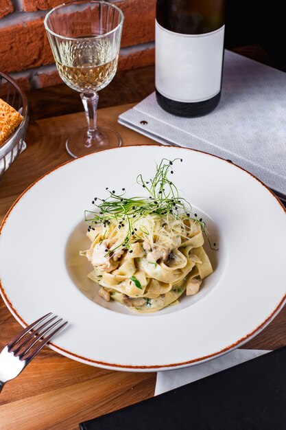 Pasta mit geriebenem Käse und Gemüse