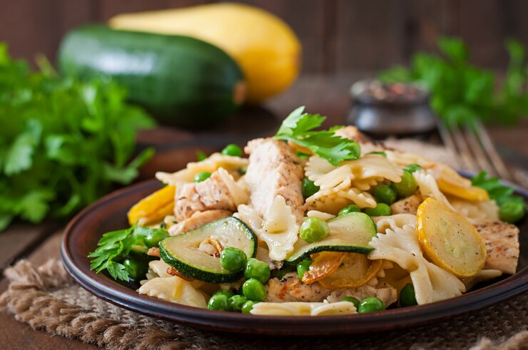 Kostenlose Foto pasta mit zucchini, hähnchen und erbsen