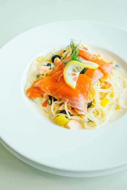 Pasta oder Spaghetti Sahne Sauce mit Lachs und Zitrone an der Spitze