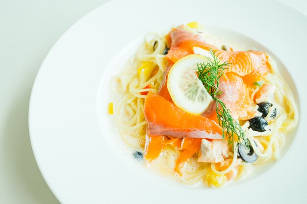 Pasta- oder Spaghetti-Sahnesoße mit Lachsfleisch und Zitrone