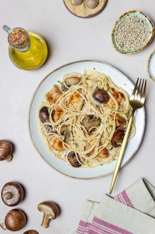 Pasta-spaghetti in einer cremigen sauce mit hähnchen und champignons. italienisches essen.