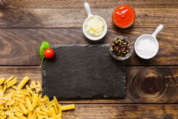 Pasta Zutaten in der Nähe von Gewürzen