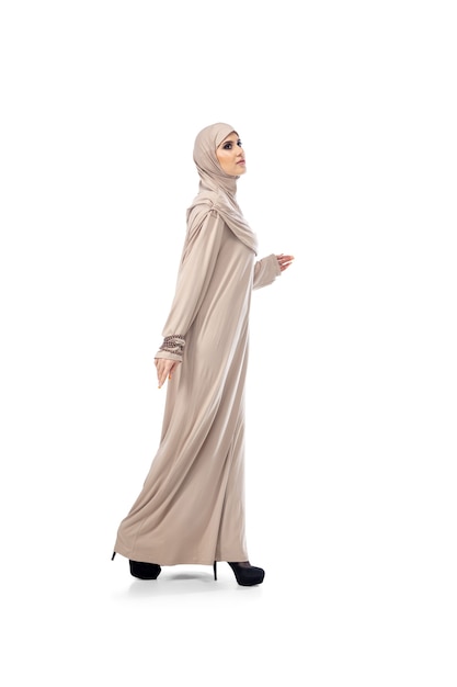 Pastell. Schöne arabische Frau, die im isolierten Mode-, Schönheits-, Stilkonzept des stilvollen Hijab aufwirft. Weibliches Model mit trendigem Make-up, Maniküre und Accessoires.
