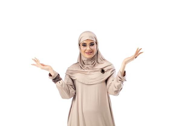 Pastell. Schöne arabische Frau, die im isolierten Mode-, Schönheits-, Stilkonzept des stilvollen Hijab aufwirft. Weibliches Model mit trendigem Make-up, Maniküre und Accessoires.