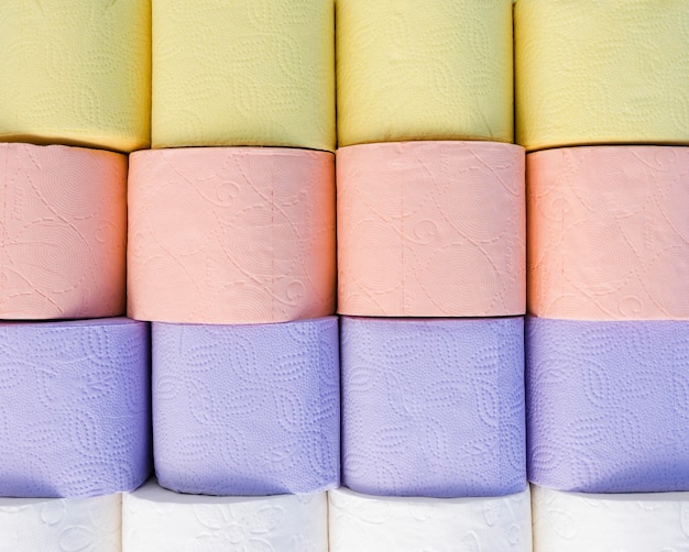 Pastellfarbenes Toilettenpapier von oben