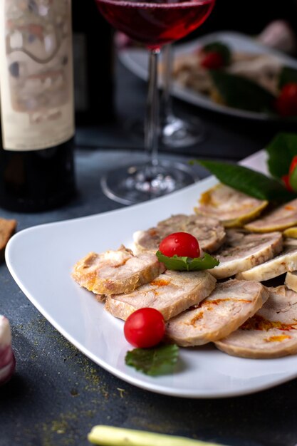 Pastete zusammen mit roten Kirschtomaten Rotwein leckere Pastete in weißer Platte