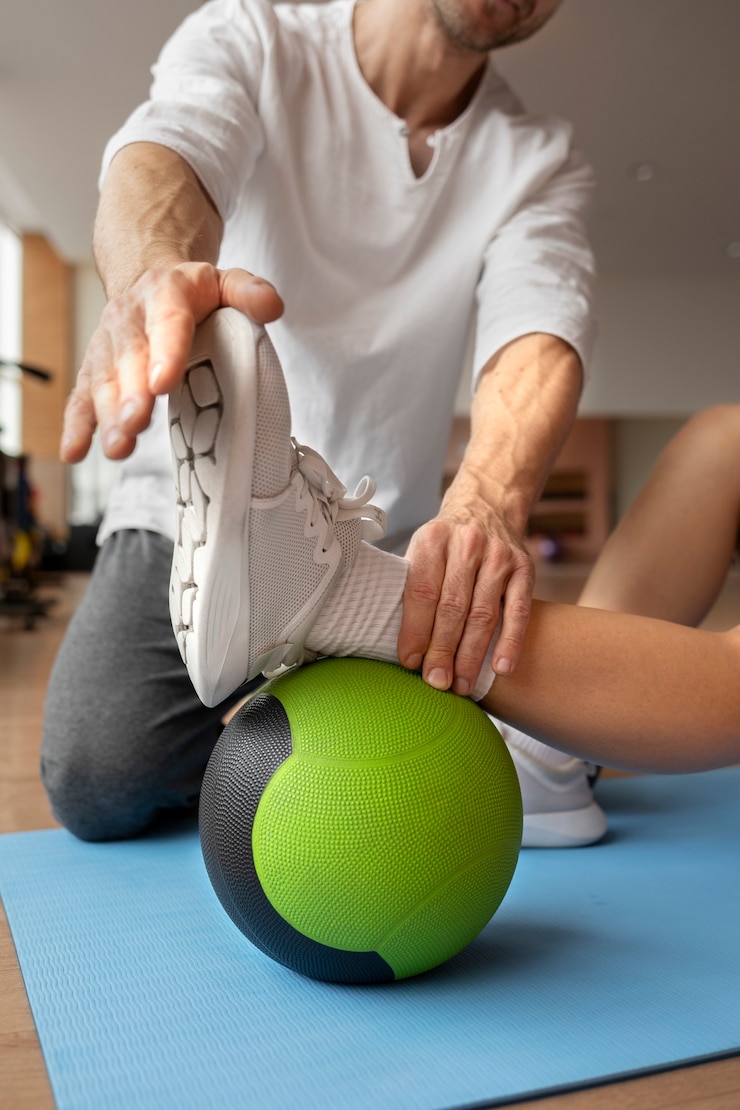 Kostenlose Foto patient bei körperlicher rehabilitation, unterstützt von therapeuten