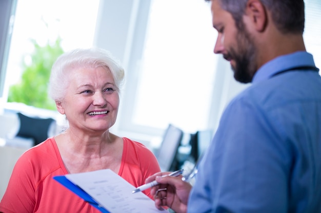 Patient einen Arzt zu konsultieren