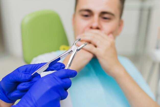 Patient erschrocken durch zahnmedizinische Ausrüstung