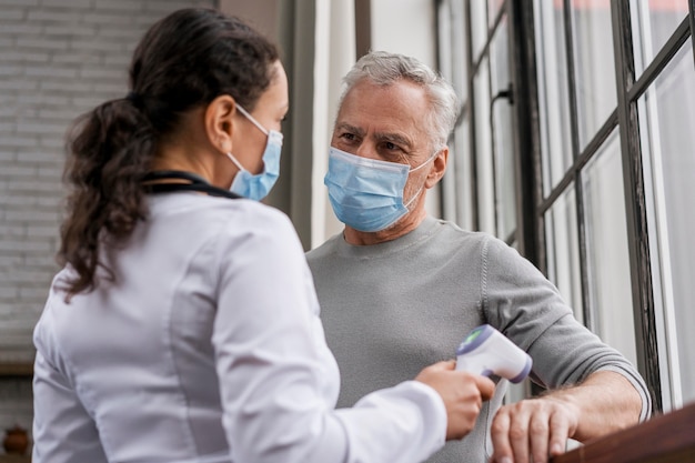 Patient lässt seine Temperatur überprüfen