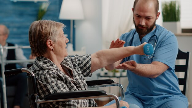 Patient mit chronischer Krankheit macht körperliche Übungen mit Hanteln