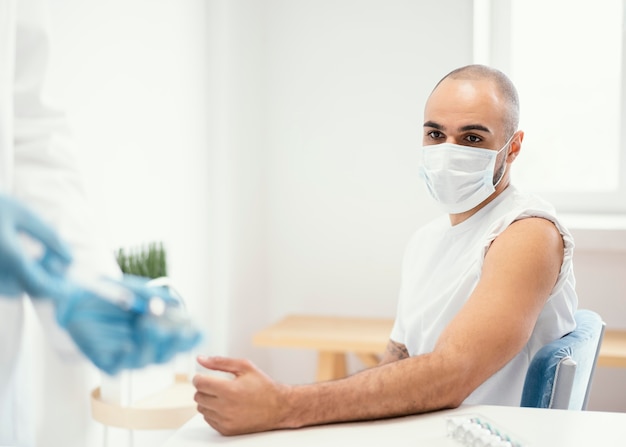 Kostenloses Foto patient wird in einer klinik geimpft