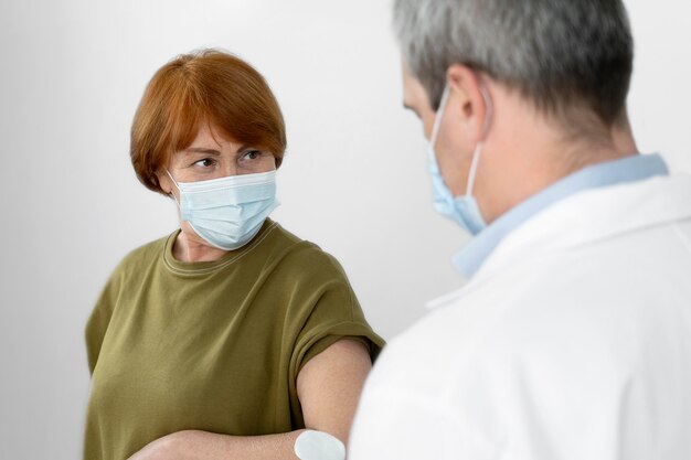 Patientin, die einen Impfstoff bekommt