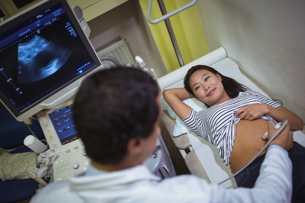 Kostenloses Foto patientin, die einen ultraschall auf dem magen erhält