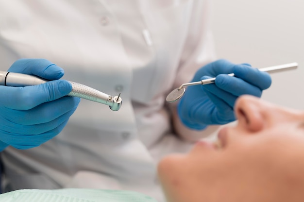 Kostenloses Foto patientin mit einem eingriff beim zahnarzt