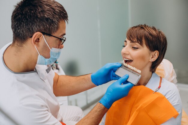 Patientin sitzt im Zahnarztstuhl vor dem Bleaching-Verfahren