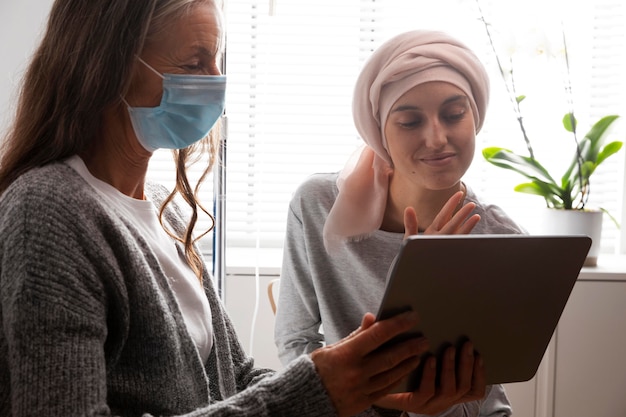 Kostenloses Foto patientinnen sprechen im krankenhaus