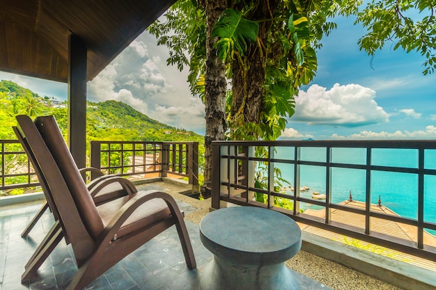 Patio oder Balkon mit Stuhl rund um das Meer und das Meer