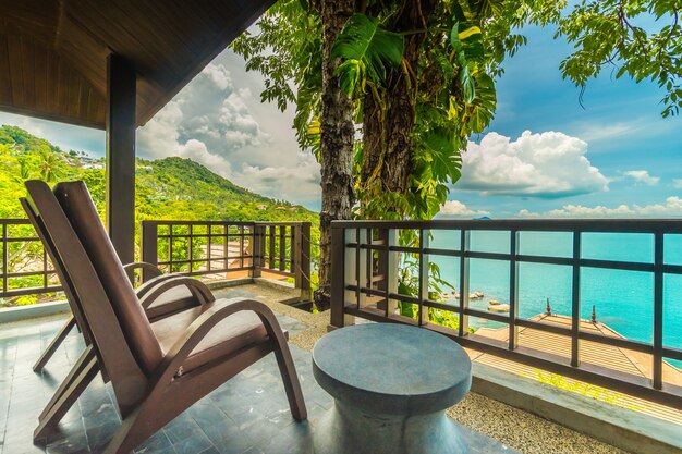 Patio oder Balkon mit Stuhl rund um das Meer und das Meer