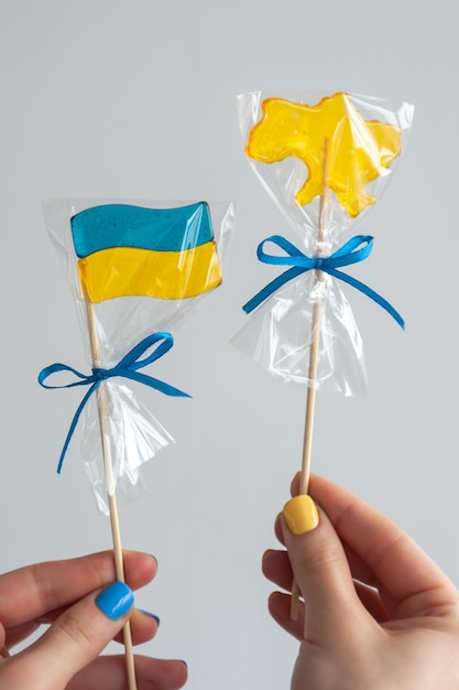 Patriotische Lutscher in Form ukrainischer Symbole