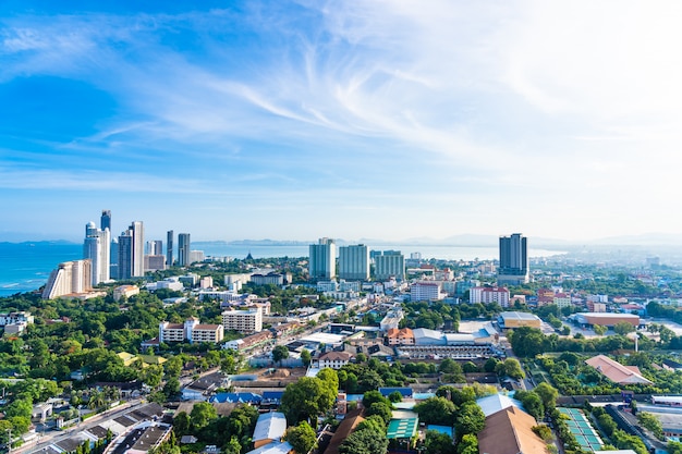 Pattaya Chonburi Thailand - 28. Mai 2019: Schöne Landschaft und Stadtbild von Pattaya-Stadt ist populärer Bestimmungsort in Thailand mit weißer Wolke und blauem Himmel