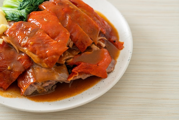 Peking-ente oder gebratene ente in roter barbecue-sauce - chinesische küche