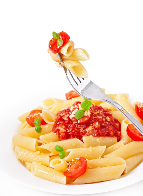 Penne Pasta mit Bolognese-Sauce, Parmesan und Basilikum