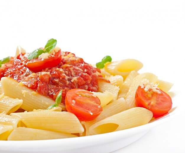 Penne Pasta mit Bolognese-Sauce, Parmesan und Basilikum