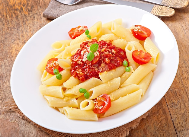 Penne Pasta mit Sauce Bolognese, Parmesan und Basilikum