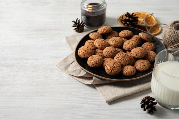 Pepernoten-Dessert und Milch mit hohem Winkel