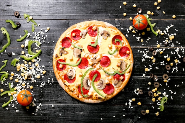 Peperoni-Pizza mit Pilz neben Käse bestreut Olivenmais-Tomaten-Paprika