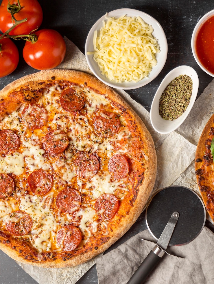 Kostenlose Foto peperoni-pizza von oben