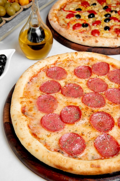 Pepperoni-Pizza mit Kräutern