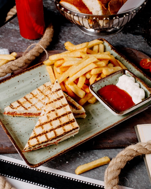 Pepperoni-Toast serviert mit Pommes frites und Saucen