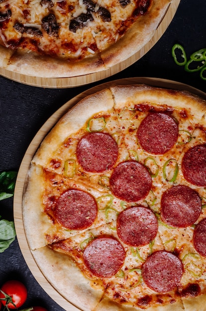 Kostenloses Foto pepperonipizza mit geschmolzenem käse, draufsicht.