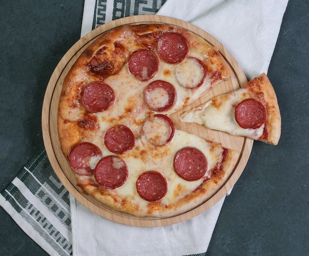 Kostenloses Foto pepperonipizza mit geschmolzenem weißkäse auf die oberseite.