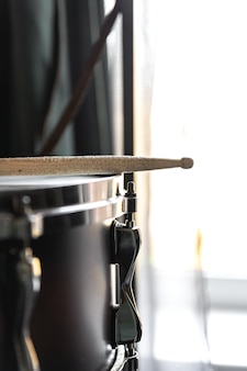 Percussion-instrument, snare-drum mit stöcken hautnah im rauminneren.