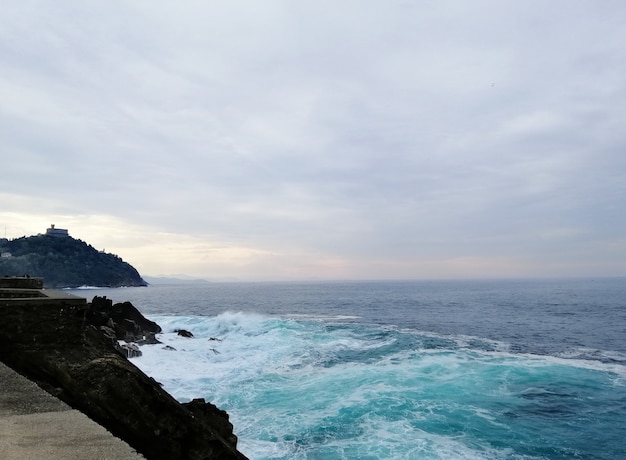 Perfekte Landschaft eines tropischen Strandes in San Sebastian Ferienort, Spanien