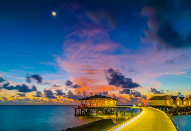 Perfekter atoll ozean sonnenschein dämmerung