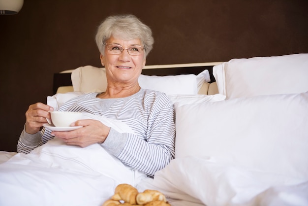 Perfekter Morgen mit einer Tasse Kaffee in meinem Bett