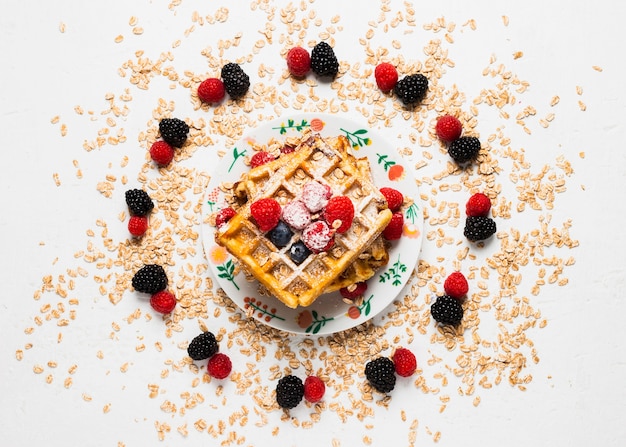 Perfektes nahrhaftes Frühstück mit Früchten und Waffeln