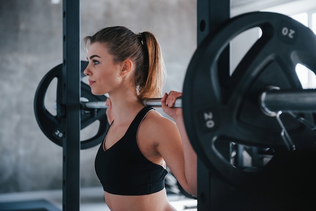 Perfektion kennt keine Grenzen. Foto der herrlichen blonden Frau im Fitnessstudio zu ihrer Wochenendzeit