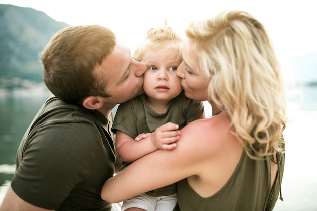 Bild eines lächelnden Elternteils, der sein Baby liebevoll hält, symbolisch für das Genießen zusätzlicher Zeit mit dem Kind durch die Verlängerung der Elternzeit.